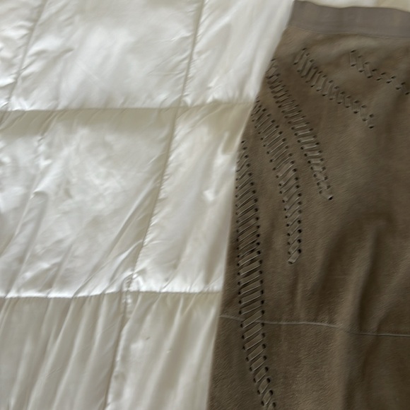 Elie Tahara- NEW - Suede pencil skirt. Never worn. Size 6 - Picture 3 of 10